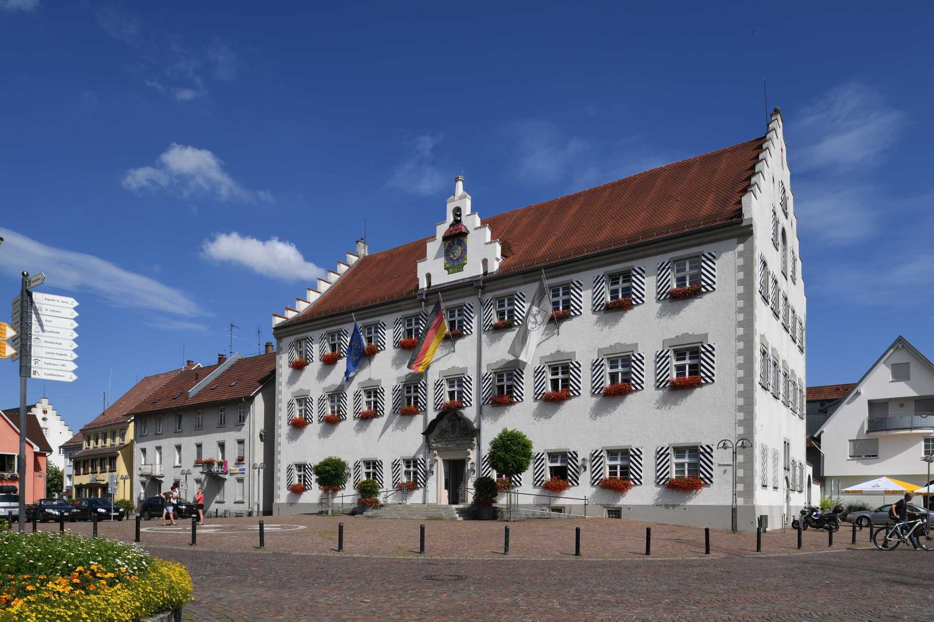 Rathaus Tettnang Vorderansicht bei Sonnenschein