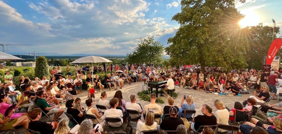 Viele Menschen beim ersten Konzert der Reihe Sunset Sounds in Tettnang