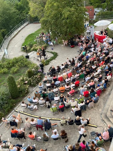 Blick aus dem Schloss auf das Konzert KaMa Unplugged