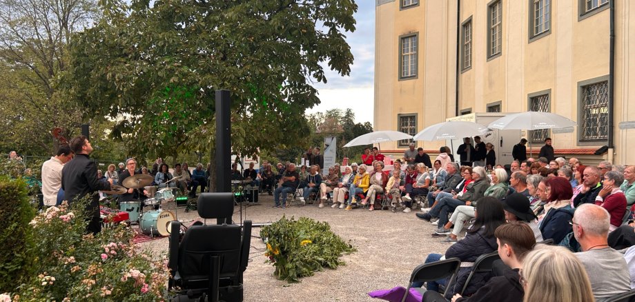 Konzert Summernight Swing mit Besuchern und Schloss im Hintergrund