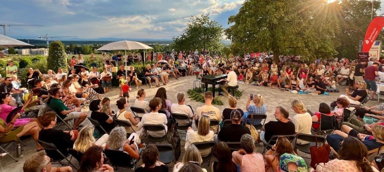 Ansicht auf das Konzert von Tom Mayer auf der Südterrasse des NEuen Schlosses