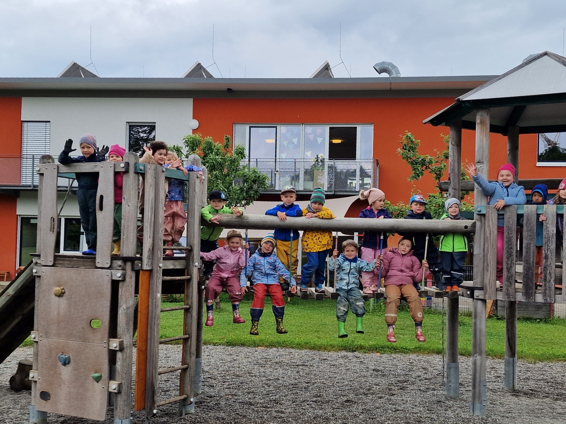Kindergartenkinder auf dem Klettergerüst vor der Kita Oberhof