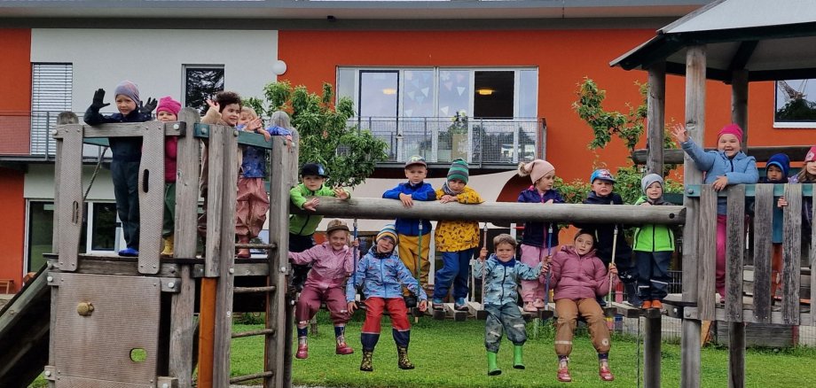 Kindergartenkinder auf dem Klettergerüst vor der Kita Oberhof