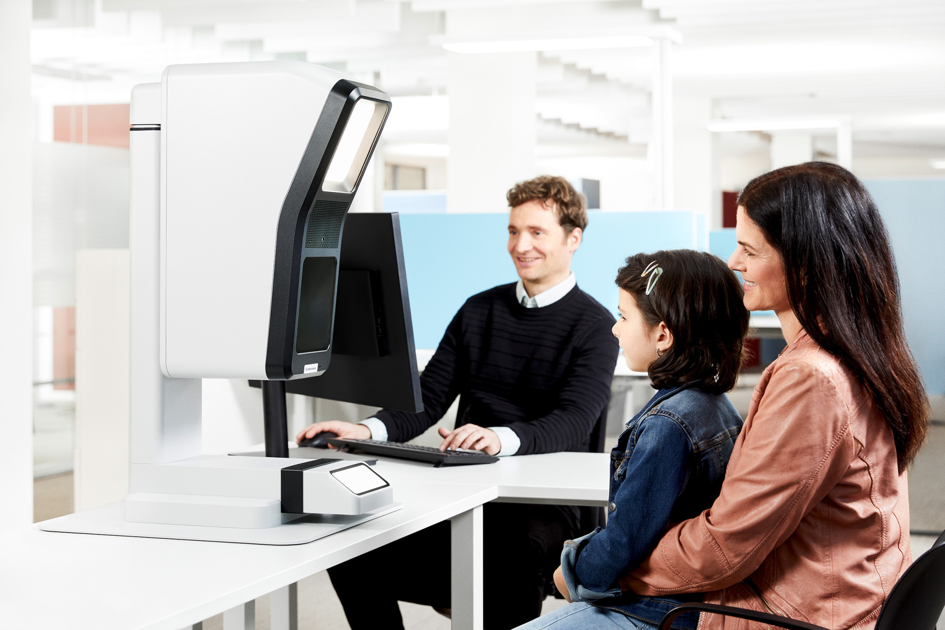 Mutter mit Kind vor einem PointID-Gerät mit einem fiktiven Stadtmitarbeiter (Symbolbild)