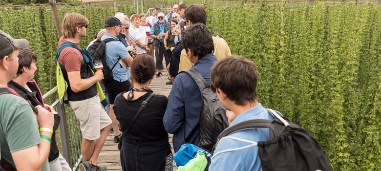 Zahlreiche Menschen beim Hopfenwandertag