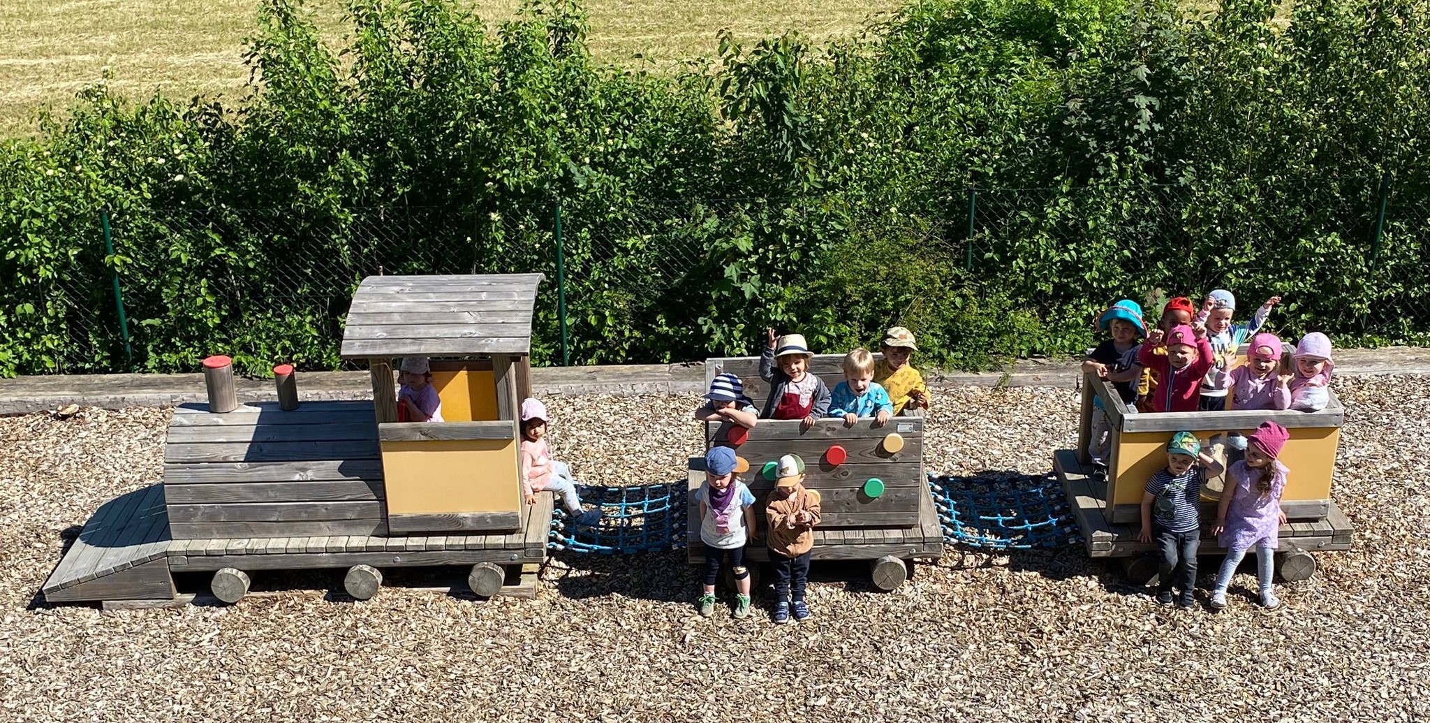 Kinder der KiTa Oberhof in einem Spielzug aus Holz