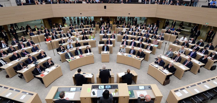 Plenarsitzung im Landtagsgebäude in Stuttgart von oben betrachtet