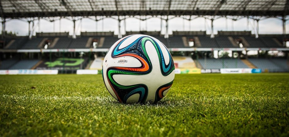 Fußball auf dem Rasen eines Fußballstadions