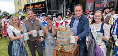 Traditionnel Fassbieranstich mit Bürgermeisterin Regine Rist (3. v. links) und Montfortfest-Kommissionspräsident Frank Spleiß (2. v. Links