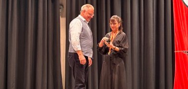 Wolfgang Klemm erhält von Bürgermeisterin Rist die Goldene Stadtmedaille überreicht.