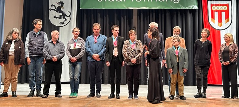 Die Sportlerinnen und Sportler der Pfingstweid Mit BM Rist auf der Ehrenbühne