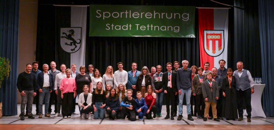 Alle geehrten Sportlerinnen und Sportler sowie die ausgezeichneten Ehrenamtlichen mit Bürgermeisterin Rist auf der Bühne