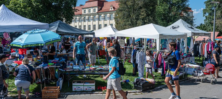 Flohmarktstände im Schlosspark