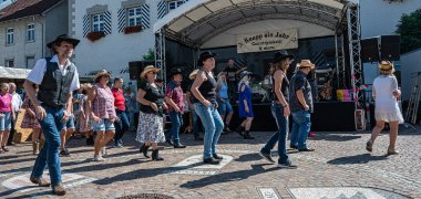 Line-Dance auf dem Montfortplatz vor dem Rathaus