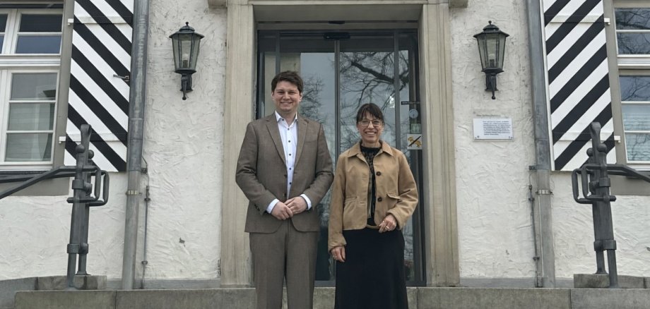 Der neue Erste Beigeordnete Timo Jung und Bürgermeisterin Regine Rist auf der Treppe vor dem Rathaus