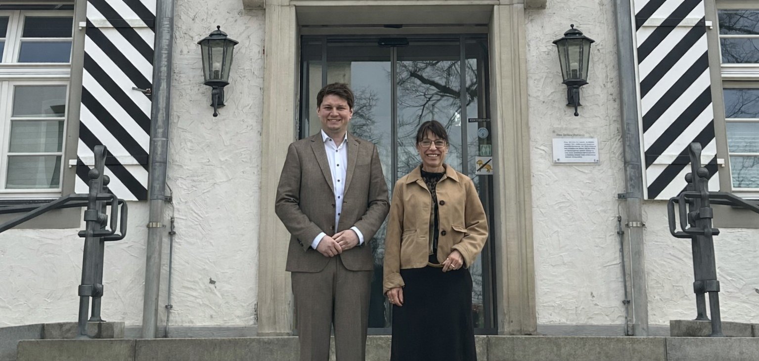 Der neue Erste Beigeordnete Timo Jung und Bürgermeisterin Regine Rist auf der Treppe vor dem Rathaus