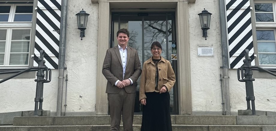 Der neue Erste Beigeordnete Timo Jung und Bürgermeisterin Regine Rist auf der Treppe vor dem Rathaus