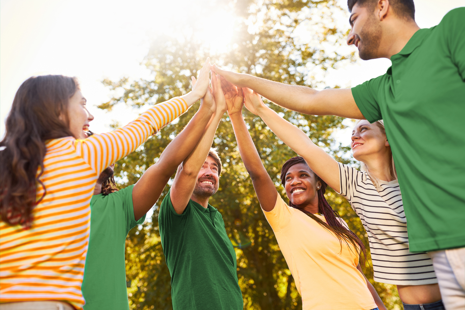 Gruppe junger Leute beim High Five geben in der Natur