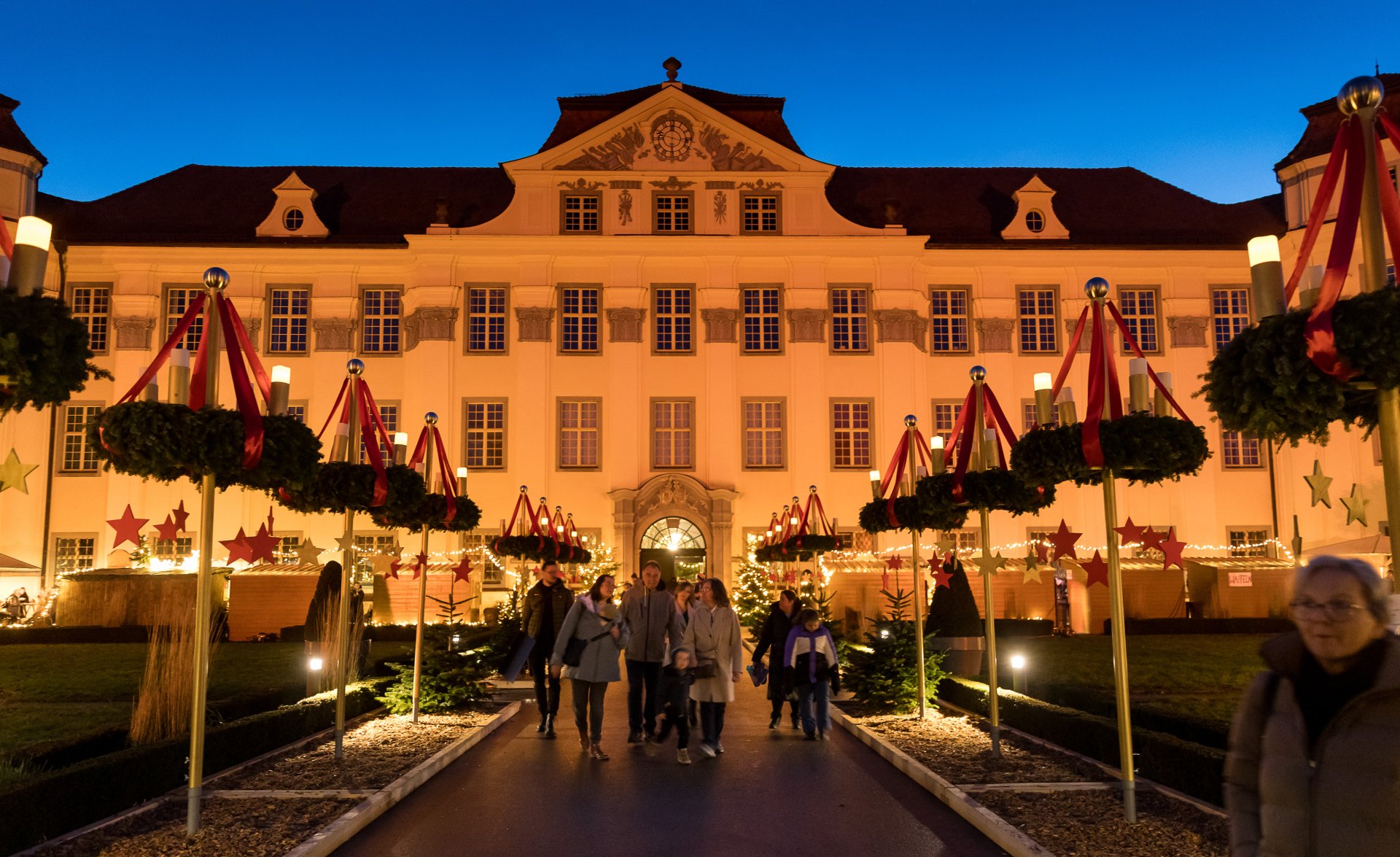 Tettnang. Adventsmarkt im Schloss. Adventskranzallee mit Blick auf das Neues Schloss