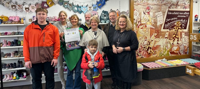 Auftakt der Winterschuhaktion im Schuhhaus Jung (auf dem Bild Spender und Elisabeth Aich vom Schuhhaus Jung)