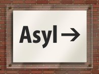 Schild, auf dem Asyl steht, mit Richtungspfeil