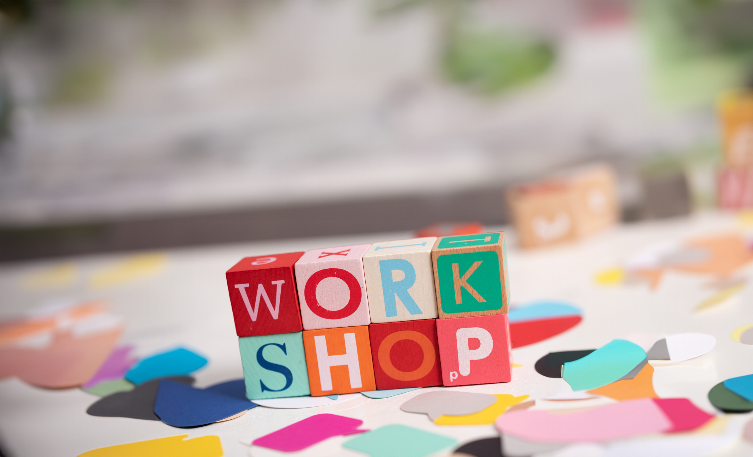 Bauklötze mit Buchstaben zum Wort Workshop zusammengesetzt.