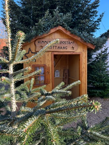 Das Himmliche Postamt Vorderansicht mit Tanne im Vordergrund