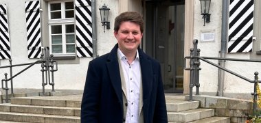 Erster Beigeordneter Timo Jung vor dem Rathaus
