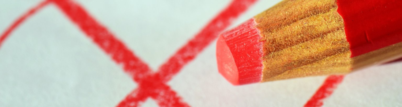 Roter Stift vor roten Kreis mit rotem Kreuz