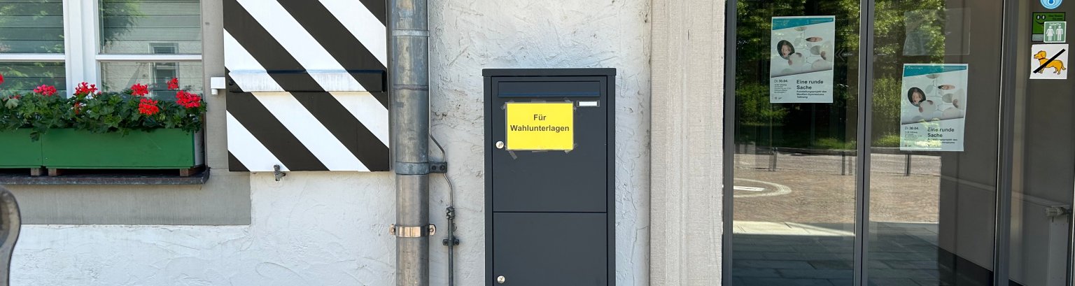 Briefkasten für die Briefwahl vor dem Rathaus Tettnang